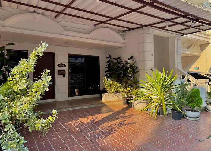 Private House 3 Beds + Double Beds In Heart Of Phromphong